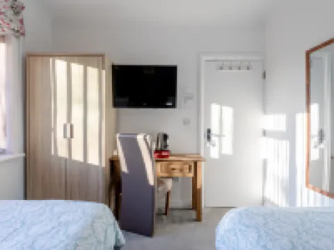 Apple House Wembley Twin Room Shared Bathroom Hotels in Edgware