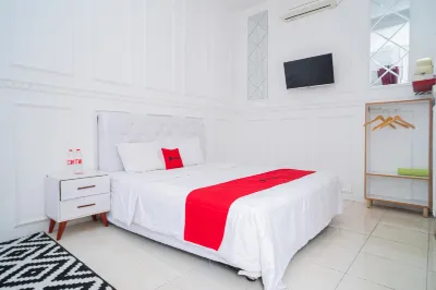 RedDoorz Syariah @ Aura Homestay Hotels in Tonatan