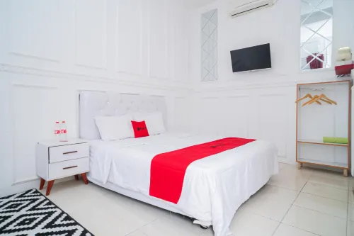 RedDoorz Syariah @ Aura Homestay Hotels in Ponorogo Regency