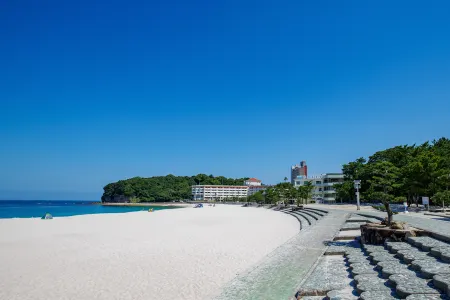 Shirahama Onsen KKR Shirahama Mihamaso Отели рядом с достопримечательностью «Пляж Ширара-Хама»