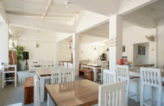 Costas De Liwa Bar & Beach Resort