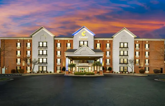 紐波特紐斯機場舒適套房酒店