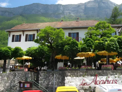 Hotel Restaurant - Acacias Bellevue Hotels in Menthon-Saint-Bernard