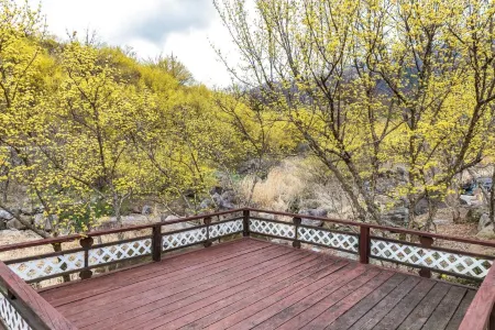 Gurye Jirisan Dolpulmaru Pension & Glamping Отели рядом с достопримечательностью «Gurye Sansuyu Village»