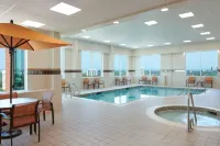 Courtyard Ottawa East - ที่มีอ่างอาบน้ำ
