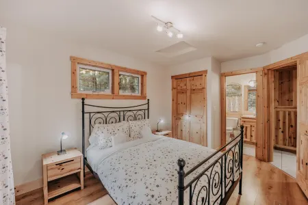 Snowline Cabin #34 - Great English Tudor-Style Home with Hot Tub! Now with Wifi!