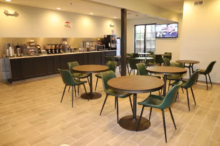 Super 8 by Wyndham High Point/Greensboro Отели рядом с достопримечательностью «High Point Museum»