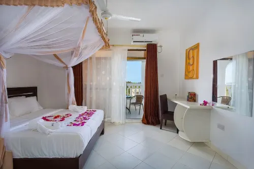 Villa Becky -Luxury 3 Bedroom with AC Penthouse in Diani Beach