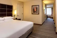 DoubleTree Suites by Hilton Minneapolis Hotel dekat University Recreation and Wellness Center