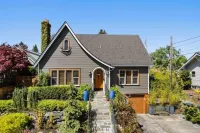 Cozy family home minutes from The University of Puget Sound!
