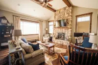 Little Topsey Modern Mountain Cabin  - Custom Home - Hot Tub - Mountain Views