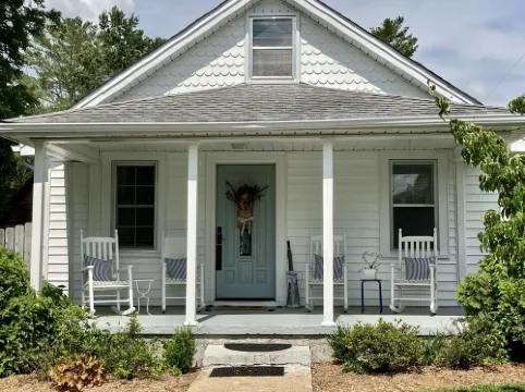 The Olde Springhouse cottage in downtown Abingdon