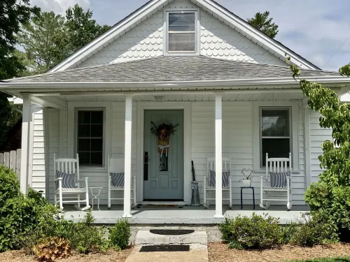 The Olde Springhouse cottage in downtown Abingdon
