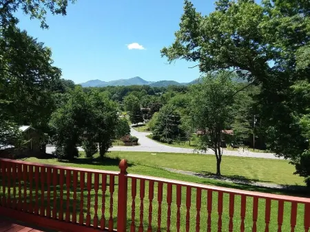 'Dood's Ranch', cozy mountain cottage on horse farm in Waynesville!