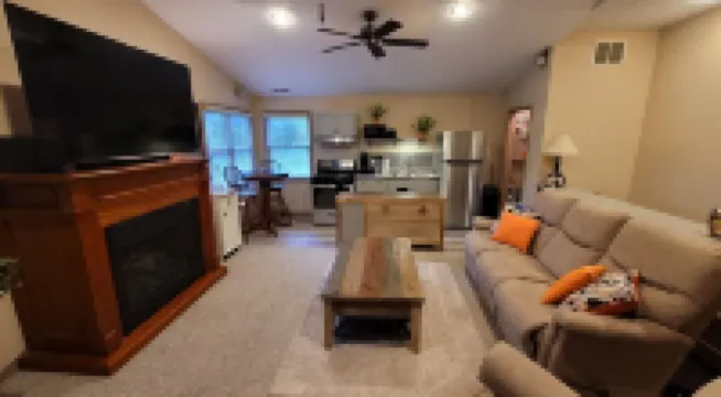 Quiet 1/1 in Historic Village of Milan, OH just minutes away from Cedar Point Hotels in Milan Township