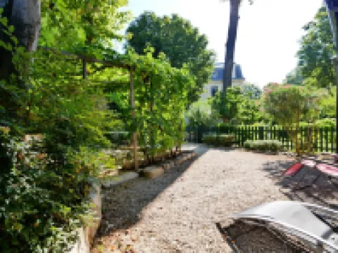 Charming air-conditioned cottage "the cabin" and its private and independent garden