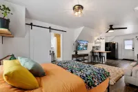 Bright, colorful & cozy studio in oldtown Timnath. Walking distance to a brewery Hotels near Brightwater dr
