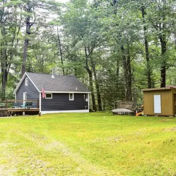 Cozy countryside cottage located on Crooked river in Naples Maine.