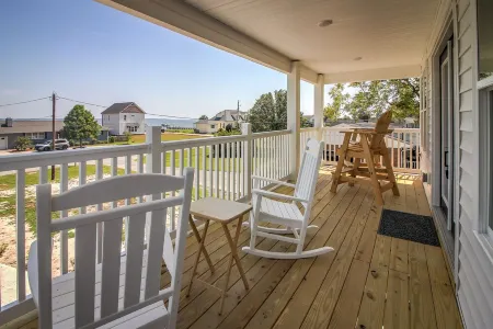 New with Water Views, Pet Friendly, 5 minutes from Historic Beaufort Waterfront.