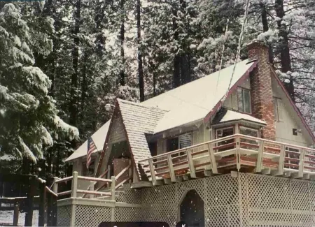 4 bdrm 2 bath - sleeps 10 living & family room space for everyone! Dogs okay. Отели рядом с достопримечательностью «Arnold Rim Trailhead»