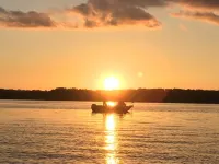 Lake House with Sandy Beach and Amazing Sunsets Ξενοδοχεία στην πόλη Barry County