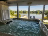 Blue Breeze - Private lakefront w/ Hot Tub Hotel a Middleton