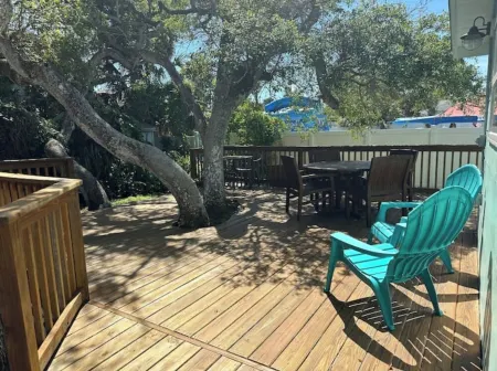 Charming 2-bedroom house in New Smyrna Beach only steps to the beach and Flagler Отели рядом с достопримечательностью «Marine Discovery Center»