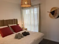 A 5-minute walk from the port! Apartment with garden Hotels in Carqueiranne