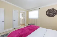 Tropical Vibes! Spacious 3BD/2BA, BBQ, Parking & more -10 min to Best Locations Hotels in Royal Palm Estates