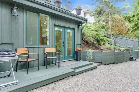 Beautiful place+great location  with large smart TV. Отели в г. Федерал-Уэй