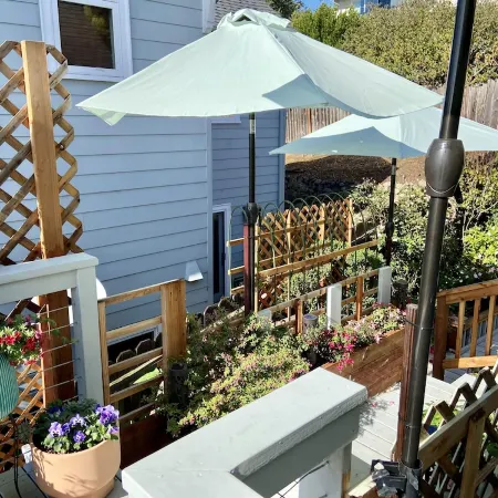 Oceanview Penthouse, Stylish & Walking to Beach
