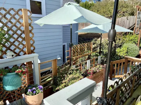 Oceanview Penthouse, Stylish & Walking to Beach Отели рядом с достопримечательностью «Pillar Point Harbor»