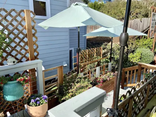 Oceanview Penthouse, Stylish & Walking to Beach