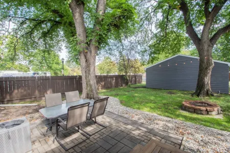 Amazing 2 Bedroom 1 Bathroom Upper Level Home