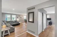 Sleeps 12, Ranch Style Home ~ Kings Island, Great Wolf, Tennis, Golf, and More!
