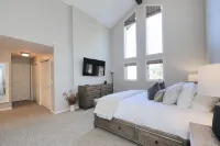 Perfect Ski Vacation - Large Condo with 4 Ensuite Bed/Bath w/ Hot Tub & Grill