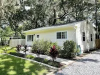 Spanish Moss Cottage: pet friendly getaway on the beautiful Spanish Moss Trail!