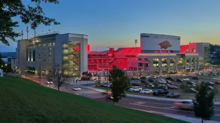 Cottage in the shadow of the stadium! Отели рядом с достопримечательностью «Арканзас Эр энд Милитари Музеум»