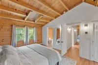 Our pondside cabin - a charming retreat with modern amenities near Wachusett Mtn
