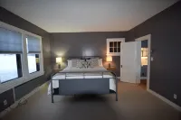 Main Street Village&Mirror Lake see Olympic Ski Jumps w Firepit Hottub Foosball