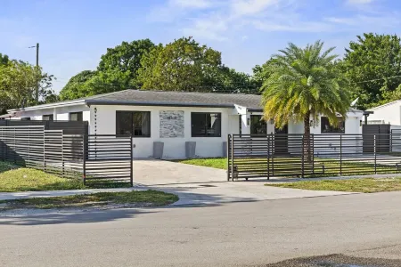 Fun Getaway: Pool, Jacuzzi, Games, 7BR, Stadium