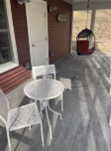 Cute cabin in our private woods, close to a bike trail, winery, and lakes