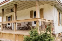 Cozy Midwest Bunkhouse located in the heart of the Ozarks!