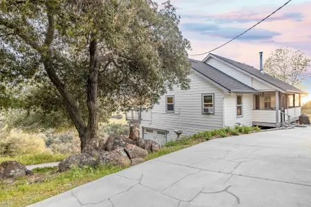 Amazing Views - Near Town - Secluded 2.5 Acres - Games - Pets Allowed