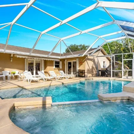 Escape to a Tropical Paradise with a Private Pool & Jacuzzi