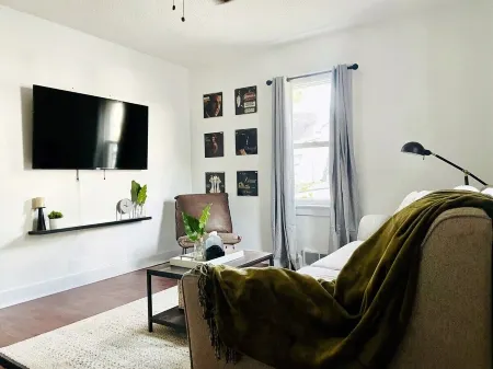 Cozy & Centrally Located APT - KING BED