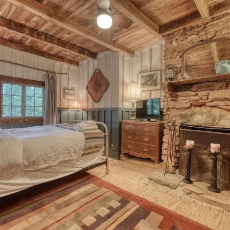 Rustic Historical Cabin Near Wineries & Gold Mines