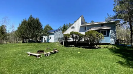 Cheerful 3-bedroom cabin with mountain view