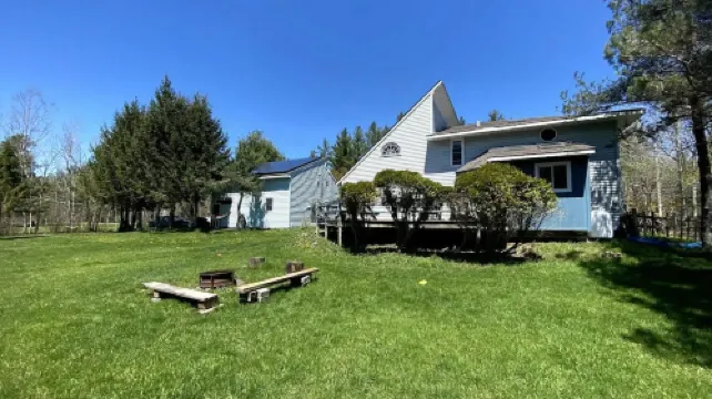 Cheerful 3-bedroom cabin with mountain view
