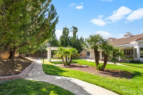 Stylish & Bright ~ Huge Backyard ~ King Beds ~ Pkg